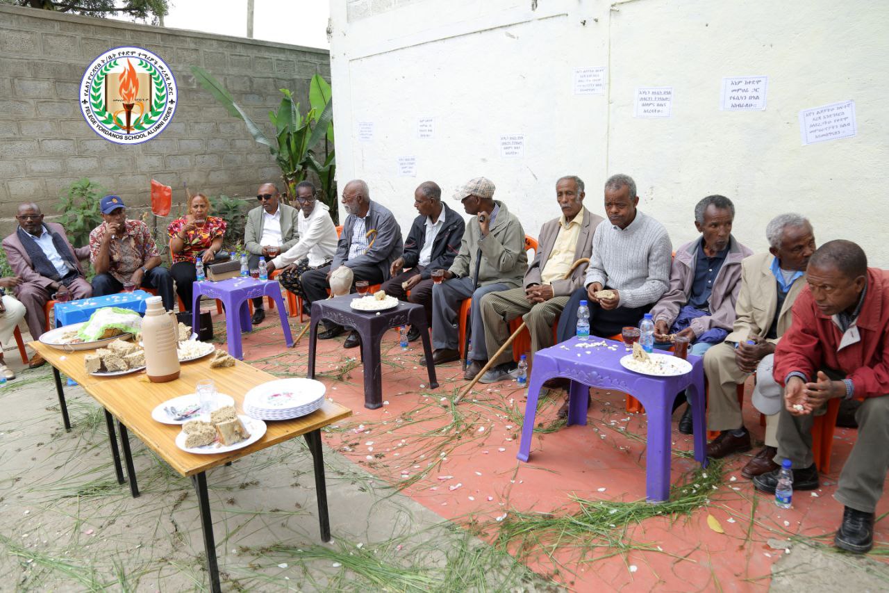 የባህል ልብስ የለበሱ ተማሪዎች